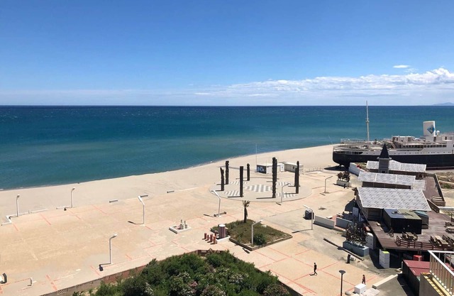 Air-conditioned T3 apartment, 6 beds, terrace, parking, 300m from shops