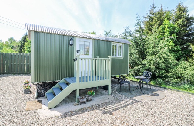 AIRLIE, pet friendly, with a garden in Forfar