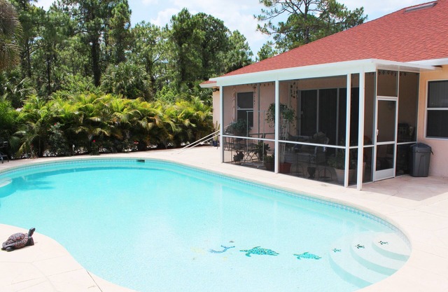 All Day Sun By The Pool - HEATED SALT WATER POOL - Pool Home Naples - Backyard