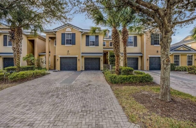 All inclusive golf resort in a 3bed 2bath turnkey condo with a lake view!