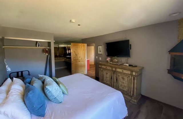 All-Season Mountain Retreat – Pets Welcome, Free Parking & Entertainment