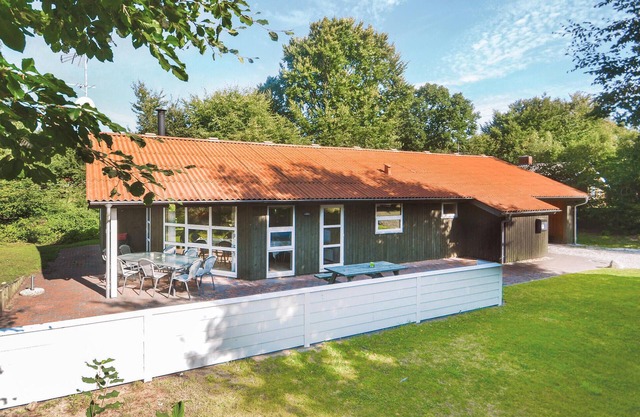 Amazing home in Glesborg with kitchen