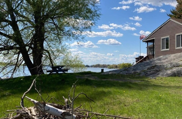 AMAZING VIEWS, DIRECT H20 ACCESS, 2 DOCKS, PRIVATE LANE, 30 MINS TO CANADA