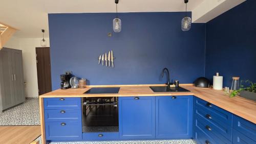 Anthracite Apartment on Felicjanek Street by CityBeat