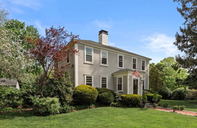 Antique In Historic Shipbuilder District, 1 Acre, Gardens, Just Steps From Bay