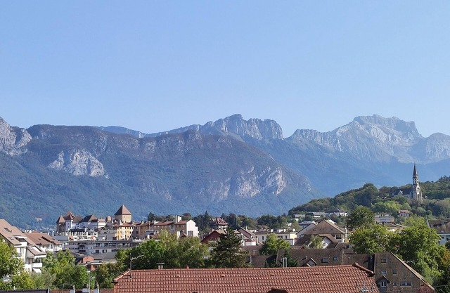 Apartment 40 M2 with nice view, quiet location 10mn walk from the center