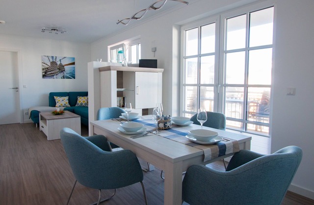 Apartment beach life. 2 bedrooms, high quality furnishings, great sea views!