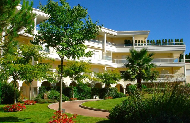 Apartment in peaceful location. Ideal for couples & young families.