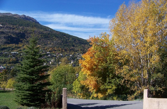 Apartment, garden level, with mountain views, close to the center.