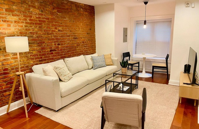 Apartment in Adams Morgan, short walking distance to 18th street and metro!