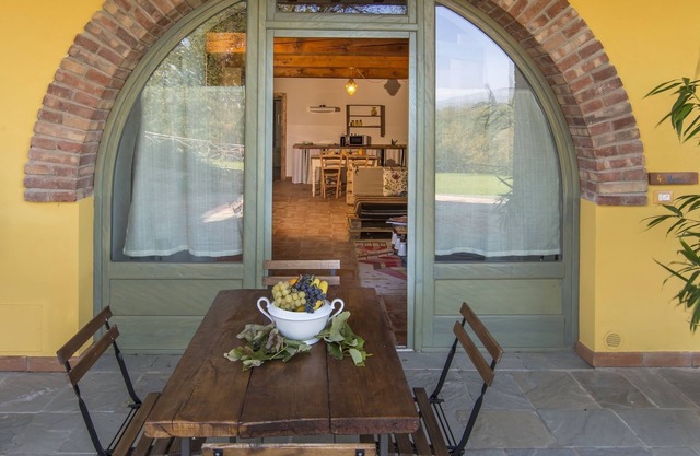 Apartment near Florence with 3 acres of open space, barbecue, on-site restaurant and pool