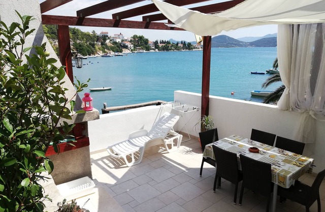 Apartment Olly seafront large terrace with barbecue 4 sunbeds and garden