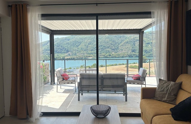 Apartment with breathtaking view of the Rhône, in a quiet location free parking