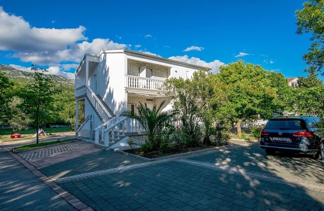Apartment with garden near the beach
