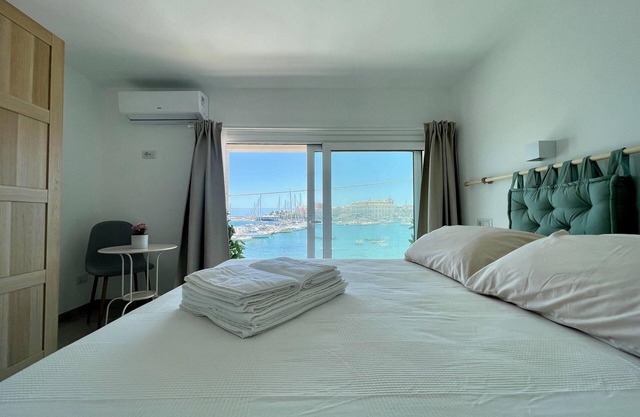 Appartamento Vista Mare con 2 Camere e 3 Bagni, Spiaggia, Solarium, Parcheggio