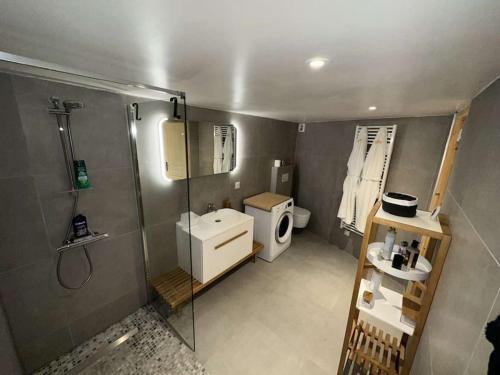 Appartement à 500 m de la gare/4 station des champ elisées.