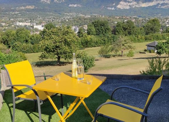 Appartement duplex indépendant, dans maison.