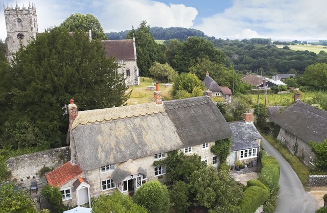 Appleyard Cottage is a beautiful thatched cottage with plenty of character and modern comforts. Loca