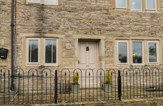APRICOT COTTAGE, pet friendly, character holiday cottage in Holmfirth