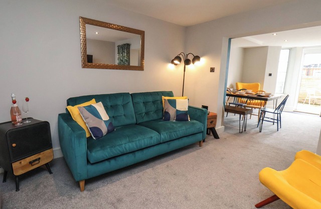 APT 1 @ HUNTER'S QUAY, pet friendly, with a garden in Bridlington