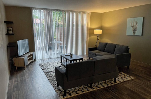 Apt D - furnished 2bed/2bath a block from Downtown PS with pool and fenced patio