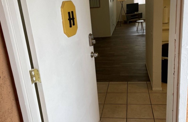 Apt H- upstairs furnished 2bed/2bath in DT Palm Springs with mountain view