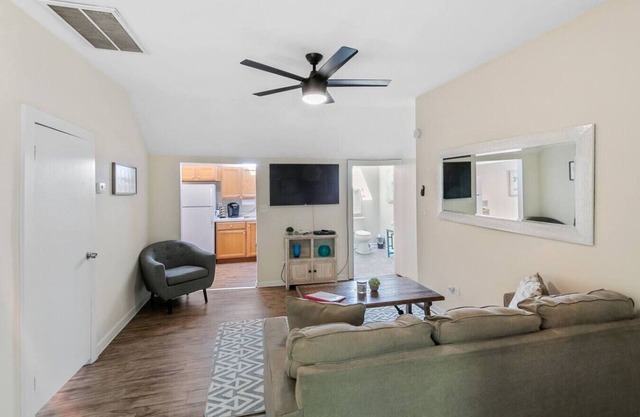 Apt W/heated garage Libertyville Near Naval Base