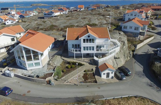 Architect-designed villa with sea view on Fotö | SE09032
