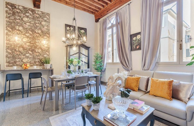 ARIAS APARTMENT in the iconic Piazza San Michele