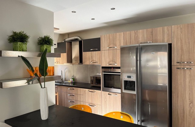 Artistic 2-bedroom apartment in green & peaceful Vari