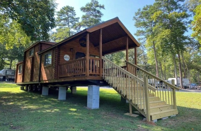 Asheboro 1BR Cabin Near NC Zoo | Loft & Water View