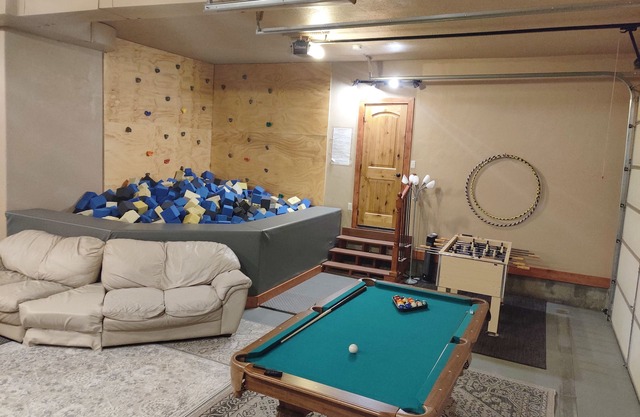 Aspen Lodge. Family Fun, Foam pit, Indoor play area. Great for large groups!