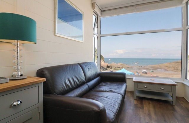 AT THE BAY APARTMENT, family friendly in Hele Bay, Ilfracombe
