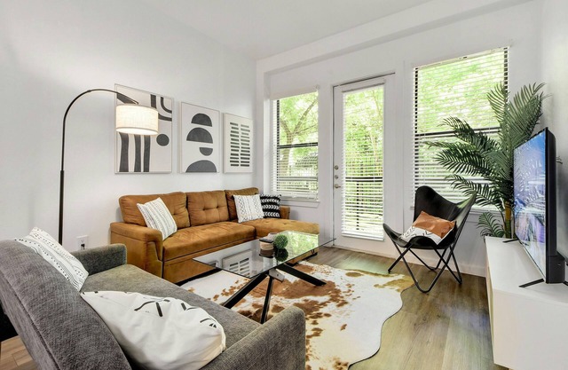 ATX Vibes SoCo Suite - Pool, Gym, Rooftop, Free Parking, Best Location!