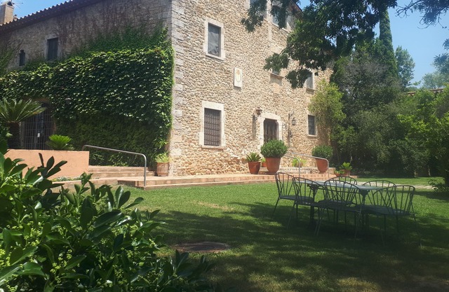 Authentic Catalan farmhouse for 16 to 24 people. Garden with pool, barbecue, ..