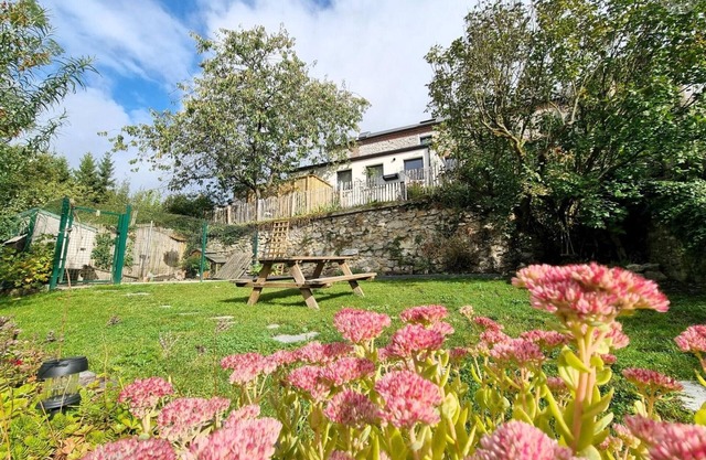 Authentic cottage with garden and pets allowed