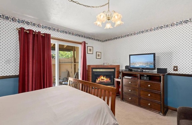 Autumn Room @ Eaglenest Inn w/Pool & SPA