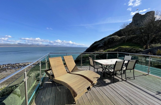 AWEL Y MOR, family friendly, character holiday cottage in Criccieth