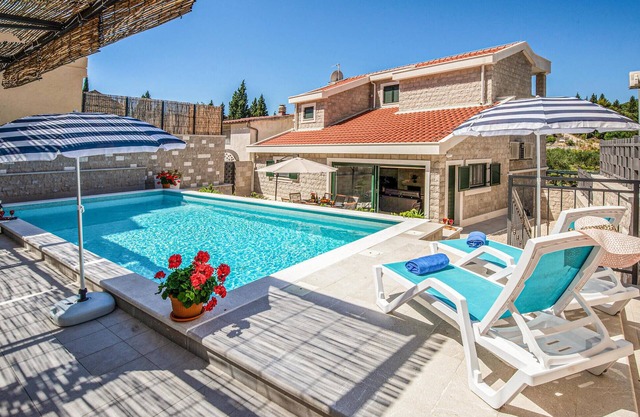 Awesome home in Klek with WiFi