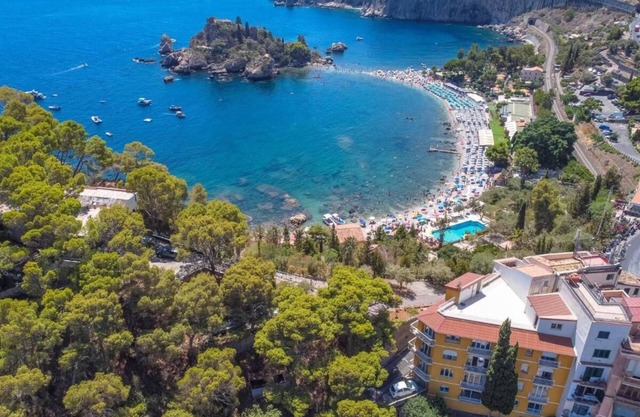 Baia Amuri, bright apartment with dream terrace with breathtaking view