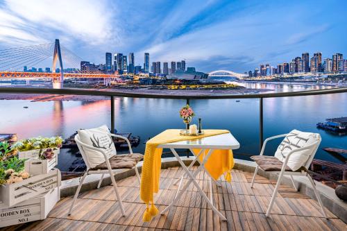 Baihong Riverview Drone Show Apartment-Hongya Cave