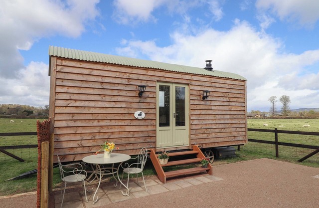 BALWEN SHEPHERD'S HUT, romantic, character holiday cottage in Berriew