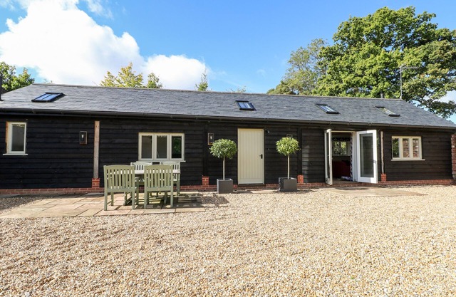 BARLEY COTTAGE, pet friendly, character holiday cottage in Cheriton