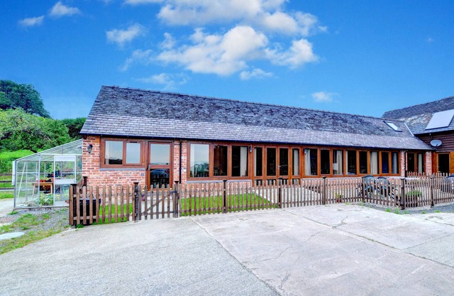 Barn 1 - Two Bedroom House, Sleeps 3