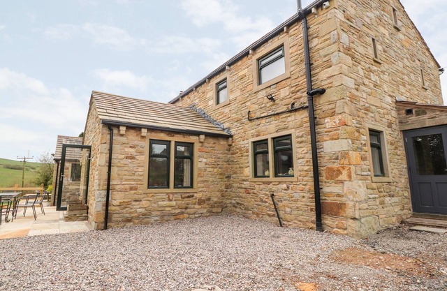 BATTY HOLE FARM, family friendly, with open fire in Burnley