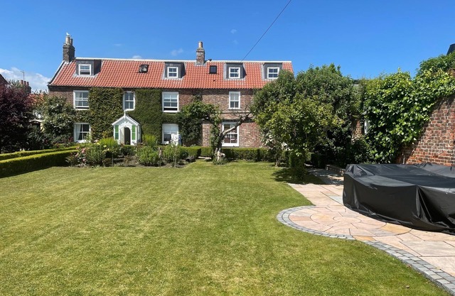 Bay View House, Luxury Coastal Retreat, Sea Views , Hot Tub and Private Parking