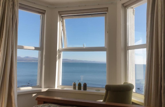 Bay View, Sleeps 18, 7 Bedrooms, 7 Bathrooms, Seafront, Criccieth