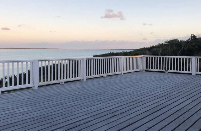 Bayfront Family Vacation Rental - OCEAN VIEW - Bottle Creek, North Caicos