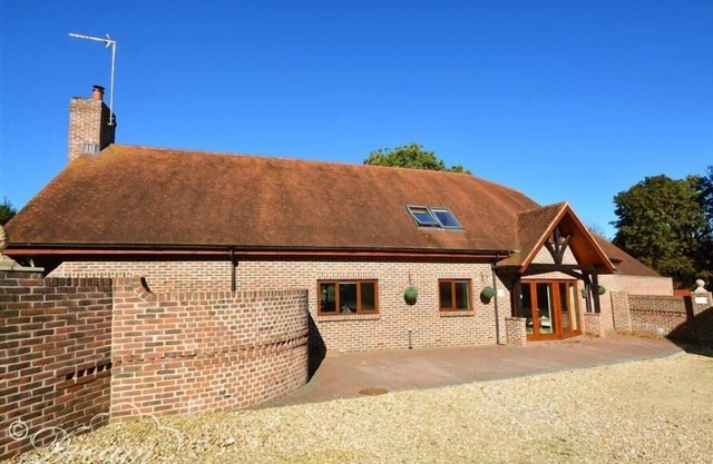 BAYTREE LODGE, pet friendly, luxury holiday cottage in Osmington