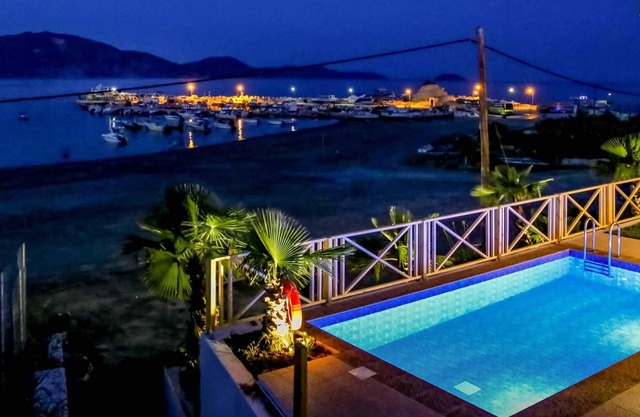 Beach front location, 2 bedrooms, 2 bathrooms, great views, AC, Free WiFi